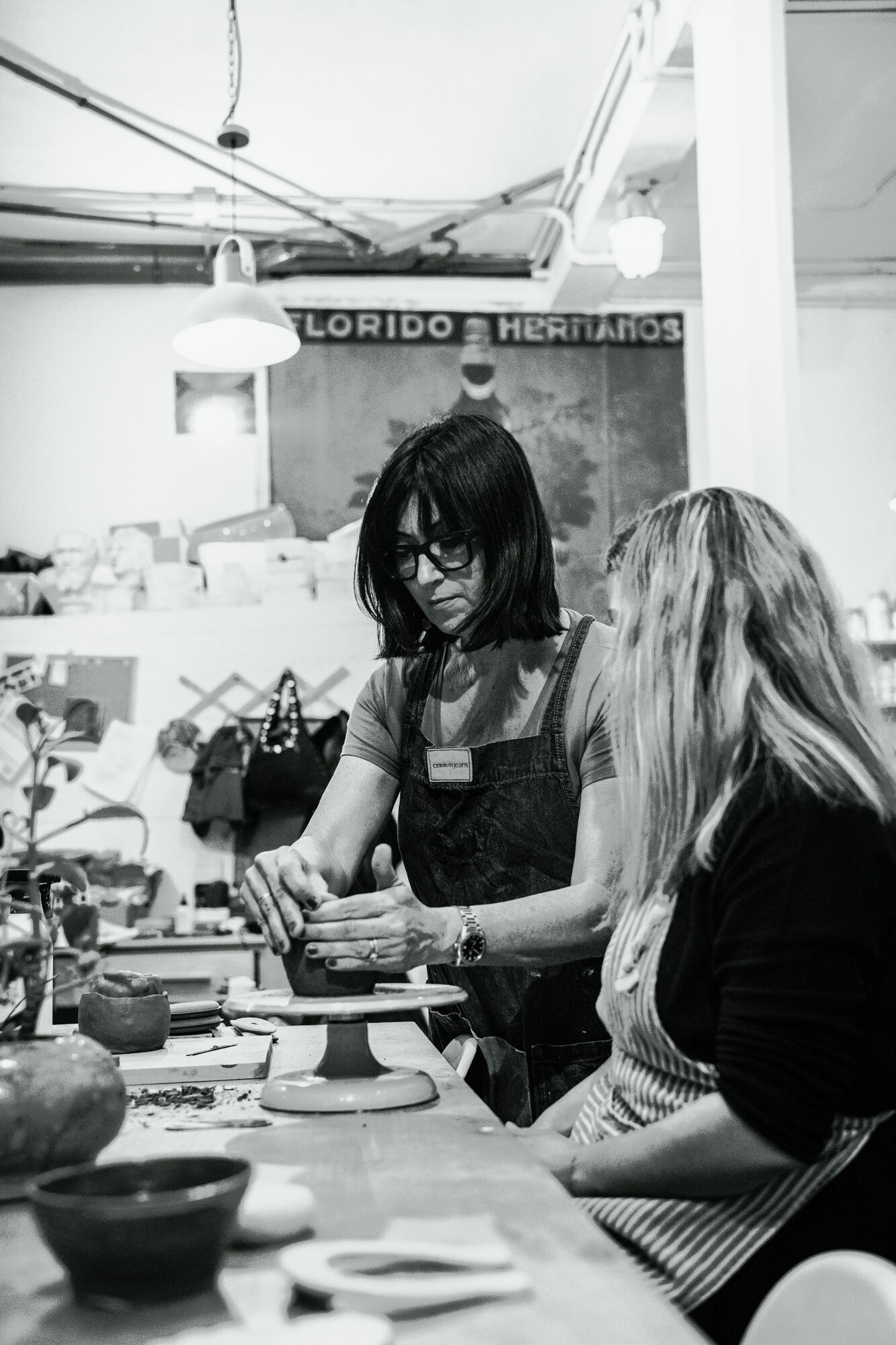 Carmen, fundadora de LABA, trabajando el barro en el taller