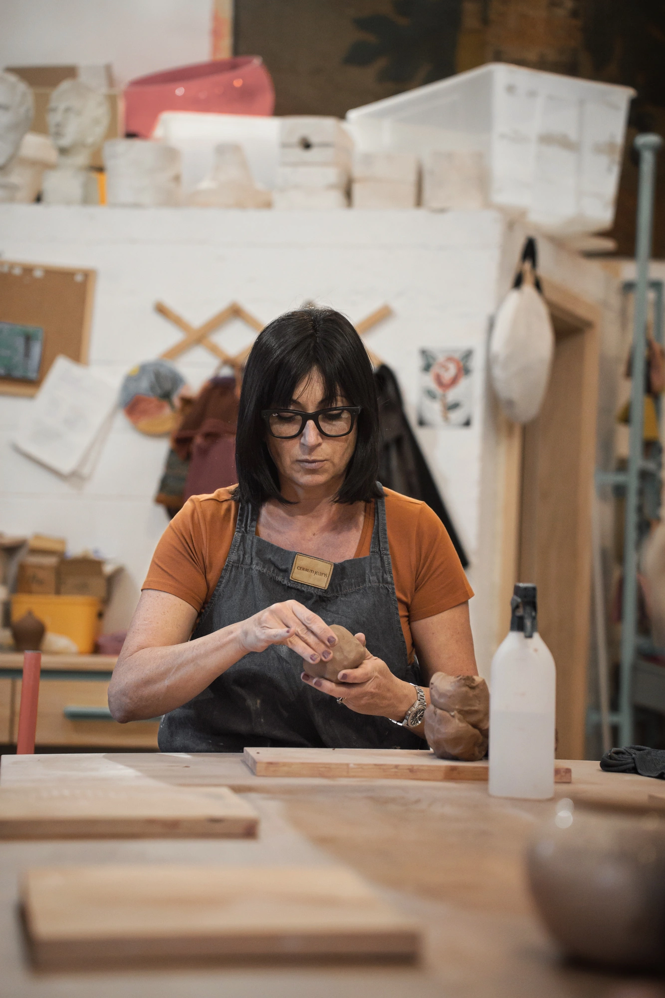 Carmen modelando una pieza de barro en el taller de LABA