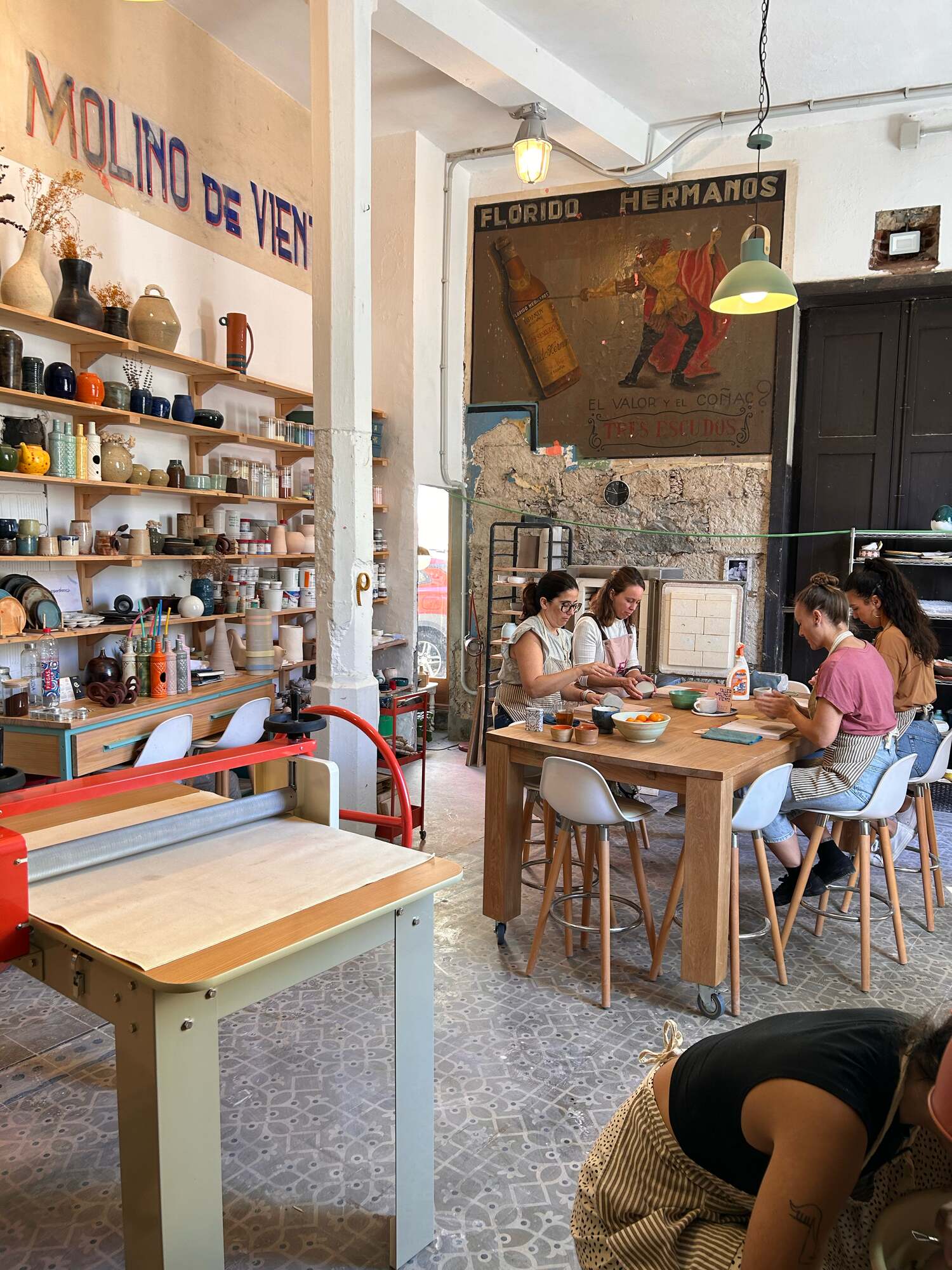 Interior del taller LABA con estanterías de cerámica